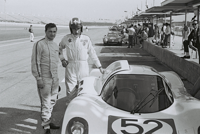 Hans Herrmann (L) and Jo Siffert (R) and the Porsche 907 #52 i the pitlane at the 1968 24H of Daytona