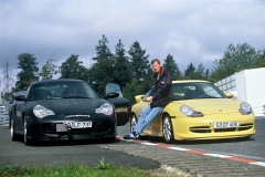 Walter Roehrl between the Porsche 911 Turbo 3,6 Coupé (left) and the Porsche 911 GT3 (right), 1999.