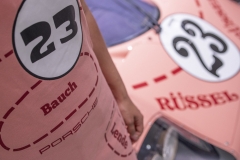 The apron is inspired by the design of the 917/20 with the nickname „Pink Pig“. The apron is inspired by the design of the 917/20 with the nickname „Pink Pig“.