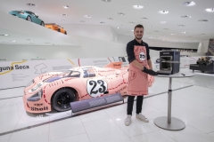 The Porsche Design Beefer and the apron with the “Ping Pig” design are available at the Porsche Museum shop. The Porsche Design Beefer and the apron with the “Ping Pig” design are available at the Porsche Museum shop.