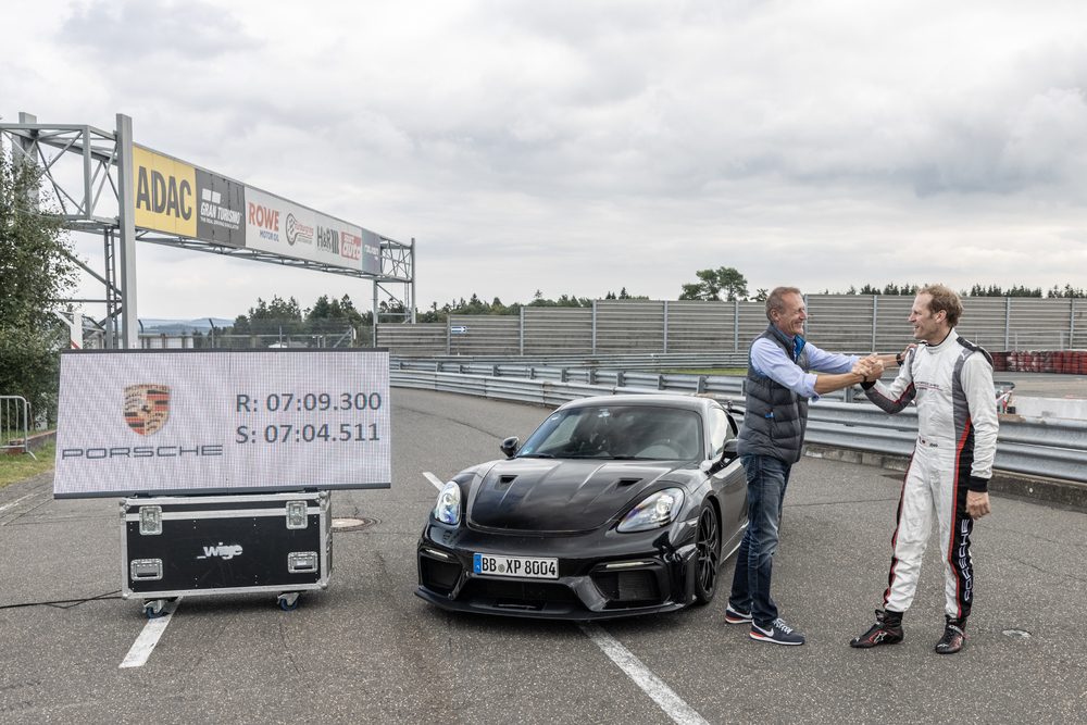 Andreas Preuninger (l.), Jörg Bergmeister, 718 Cayman GT4 RS Nürburgring (camouflaged)