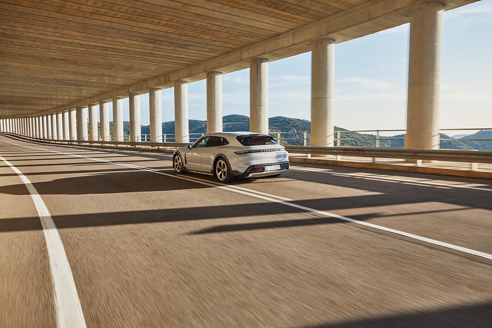 In terms of its visual appearance, the Taycan Cross Turismo closely follows the Mission E Cross Turismo concept study presented at the 2018 Geneva Motor Show.