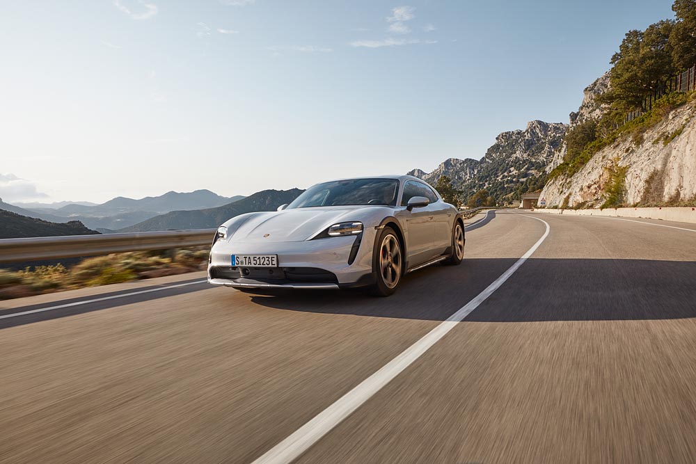 Like-the-Taycan-sports-saloon-the-Taycan-Cross-Turismo-benefits-from-an-innovative-electric-drive-with-800-volt-architecture.