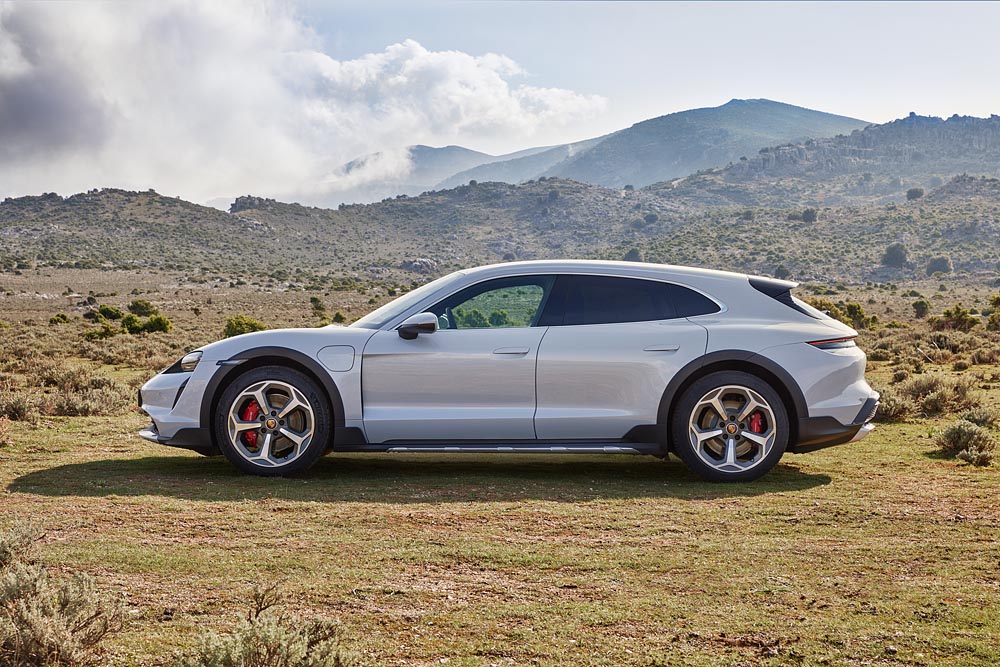 The high-tech chassis with all-wheel drive and adaptive air suspension comes as standard on all four models.