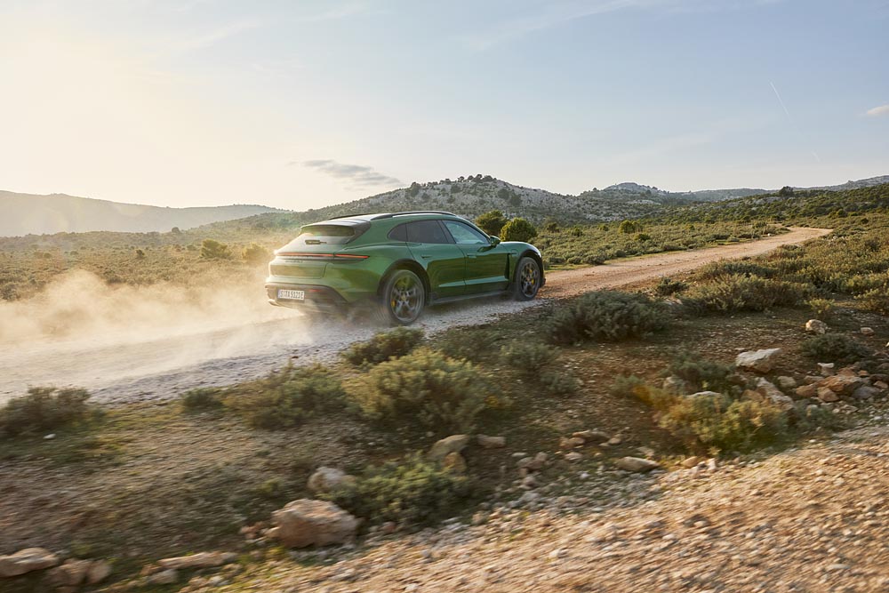 The-optional-Off-Road-design-package-increases-ground-clearance-by-up-to-30-mm