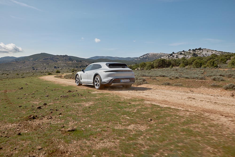The-standard-Gravel-Mode-improves-the-suitability-of-the-new-model-for-driving-on-rough-roads.