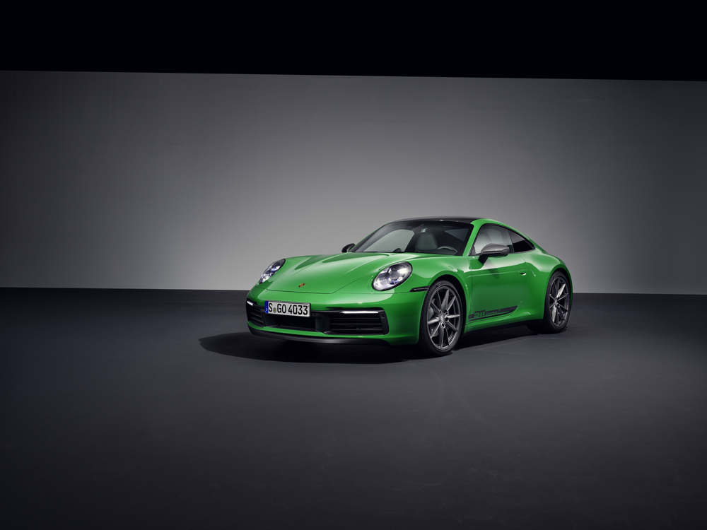 The-new-Porsche-911-Carrera-T-992-model-5