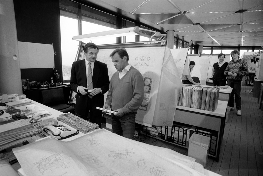 03.06.1987: Hans Mezger and Valentin Schäffer (right) reflecting on the project Indy Porsche. 03.06.1987-Hans-Mezger-and-Valentin-Schäffer-right-reflecting-on-the-project-Indy-Porsche.