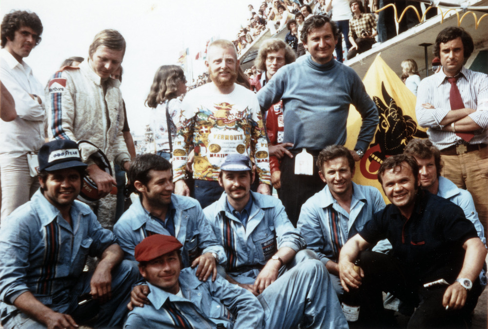 Le Mans 1974 with 911 Carrera RSR Turbo 2.1. Persons in the back (from left to right): 2nd from left Gijs van Lennep, Herbert Müller and Norbert Singer, in the front (from left to right): Fritz Spingler, Roland Bemsel, Martin Müller, Wolfgang Stuible (with red cap), Ludwig Lehner, Valentin Schäffer. Le-Mans-1974-with-911-Carrera-RSR-Turbo-2.1